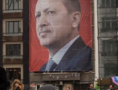 Στο νήμα θα κριθούν όλα! Το 8% των αναποφάσιστων θα κρίνει το αποτέλεσμα στο αυριανό κρίσιμο δημοψήφισμα στην Τουρκία (upd)